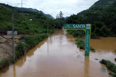 Imagem ilustrativa da imagem Rio transborda e acesso à Santa Leopoldina é bloqueado após fortes chuvas