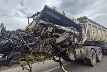 Imagem ilustrativa da imagem Rodovia do Contorno é interditada após acidente com carretas e caminhão