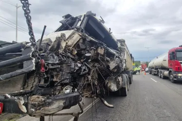 Imagem ilustrativa da imagem Rodovia do Contorno é interditada após acidente com carretas e caminhão