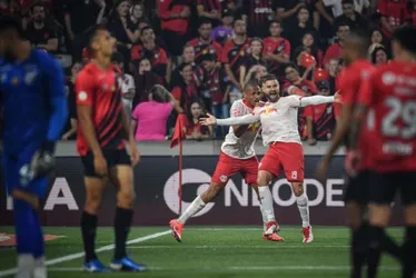 Imagem ilustrativa da imagem Sasha salva, Bragantino vence Athletico e segue vivo contra o rebaixamento