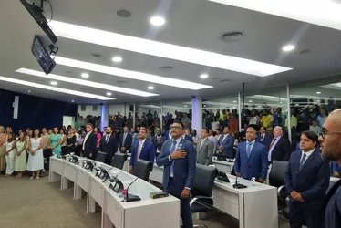 Imagem ilustrativa da imagem Saulinho da Academia à frente da Mesa Diretora na Serra