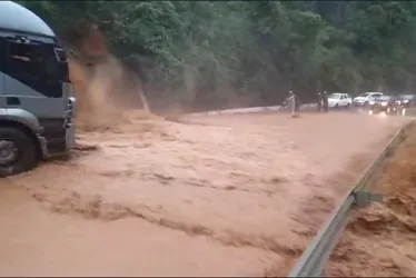Imagem ilustrativa da imagem Temporal alaga ruas e deixa desalojados na Região Serrana do ES