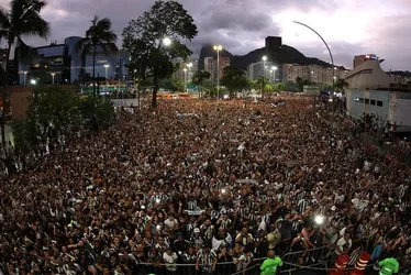 Imagem ilustrativa da imagem Torcida recebe campeões da Libertadores com festa no Rio: "É tempo de Botafogo"
