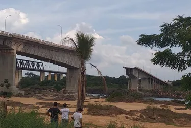 Imagem ilustrativa da imagem Três crianças estão entre os 16 desaparecidos após queda da ponte no Tocantins