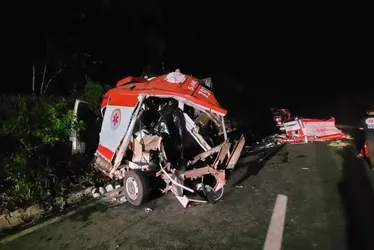 Imagem ilustrativa da imagem Três socorristas e paciente morrem em acidente com ambulância e caminhão no Paraná