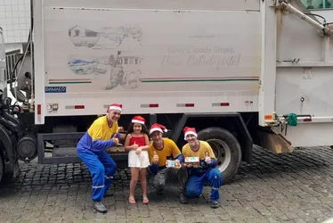 Imagem ilustrativa da imagem VÍDEO | Menina de 6 anos entrega presentes de Natal para garis no ES