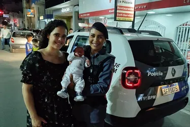 Imagem ilustrativa da imagem VÍDEO | Policial militar salva bebê de 9 dias engasgado com leite no ES