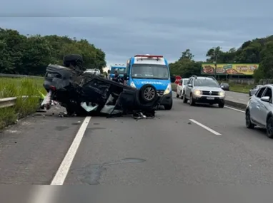 Imagem ilustrativa da imagem Mulher morre após carro capotar em grave acidente na Rodovia do Sol