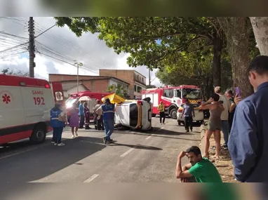 Funcionários organizam mercadorias em loja de shopping: número de clientes aumenta nesta época do ano