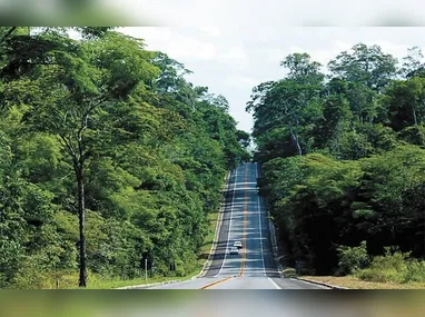 Policial rodoviário fiscaliza condutores em rodovias, com auxílio de um radar móvel