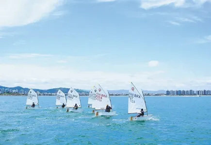 
          Imagem ilustrativa da imagem Brasileiro de Vela segue até terça-feira em Vitória
          
