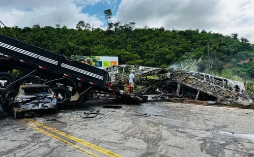 
          Imagem ilustrativa da imagem Acidente com ônibus e carreta deixa 38 mortos no interior de Minas Gerais, diz PRF
          