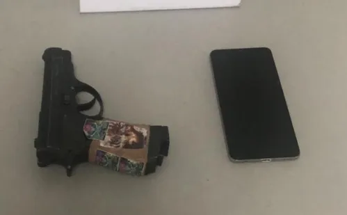 
          Imagem ilustrativa da imagem Adolescentes são apreendidos com arma falsa após roubo e agressão em Vitória
          