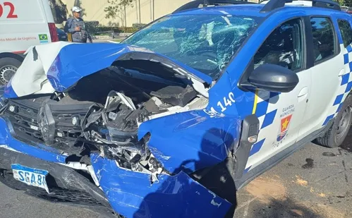 
          Imagem ilustrativa da imagem Agente da Guarda Municipal desmaia ao volante e provoca acidente em Vitória
          