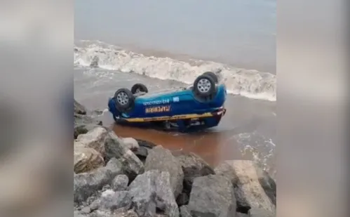 
          Imagem ilustrativa da imagem Aluna capota com carro de autoescola e cai no mar no Sul do ES
          