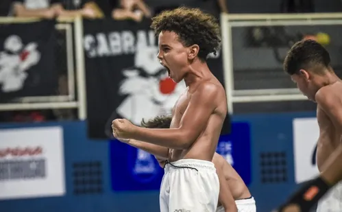 
          Imagem ilustrativa da imagem Álvares ganha Copa Teens de Futsal
          