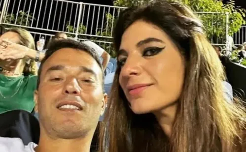 
          Imagem ilustrativa da imagem André Rizek anuncia noivado com Andréia Sadi nas redes sociais
          