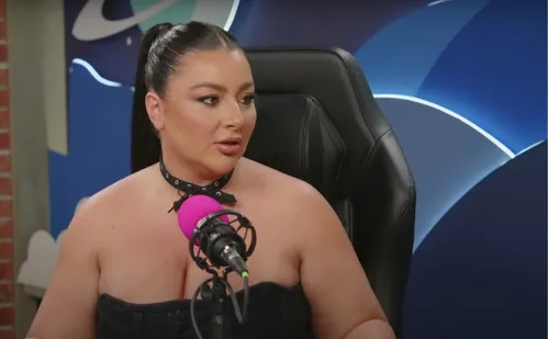 
          Imagem ilustrativa da imagem Apresentadora capixaba tem reação alérgica após cobrir umbigo com esparadrapo
          