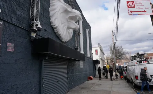 
          Imagem ilustrativa da imagem Ataque a tiros em fila para boate em Nova Iorque deixa 10 feridos
          