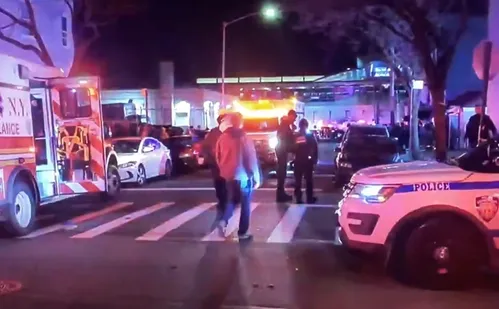 
          Imagem ilustrativa da imagem Ataque a tiros em frente a balada em Nova Iorque deixa dez feridos
          