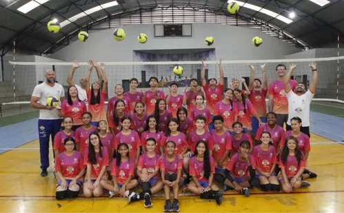 
          Imagem ilustrativa da imagem Aulas gratuitas de vôlei no ES: jovens viram o jogo com o esporte
          