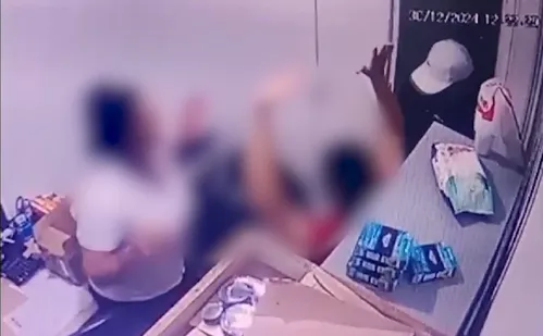 
          Imagem ilustrativa da imagem Bandidos invadem farmácia e roubam celular e R$ 7 mil em Vila Velha
          