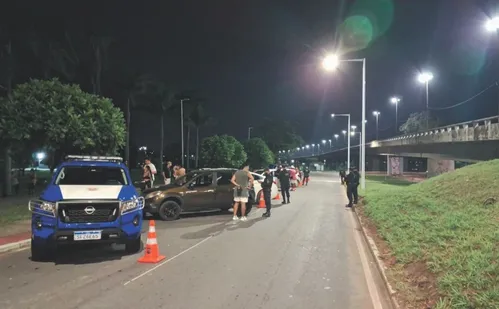
          Imagem ilustrativa da imagem Blitze da Guarda de Vitória: mais de 500 multados após recusar teste do bafômetro
          