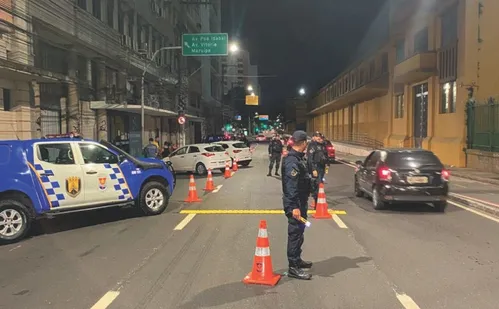 
          Imagem ilustrativa da imagem Blitze da Guarda de Vitória: mais de 500 multados após recusar teste do bafômetro
          