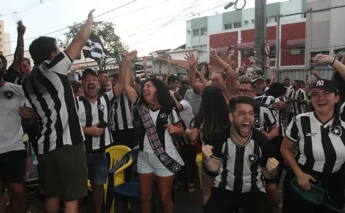
          Imagem ilustrativa da imagem Botafoguenses festejam o título nacional em bar de Jardim Camburi
          