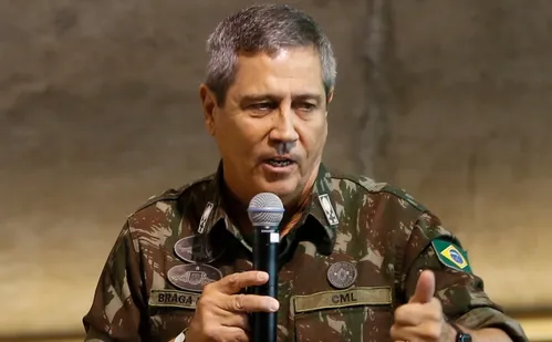 
          Imagem ilustrativa da imagem Braga Netto entregou dinheiro em sacola de vinho para plano de matar Lula, diz PF
          