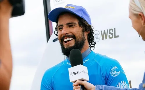 
          Imagem ilustrativa da imagem Brasileiro volta à elite do surfe mundial após seis anos
          