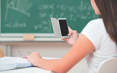 
          Imagem ilustrativa da imagem Câmara aprova proibição de celular até na hora do recreio
          