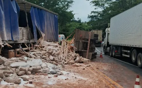 
          Imagem ilustrativa da imagem Caminhões batem e interditam BR-101 no ES
          