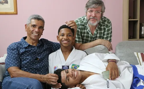 
          Imagem ilustrativa da imagem Campeão brasileiro de Taekwondo vira símbolo da campanha pela adoção tardia no ES
          