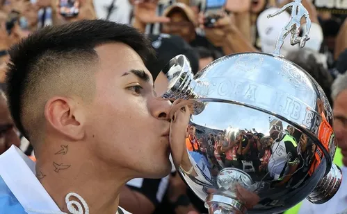 
          Imagem ilustrativa da imagem Campeão do Mundo e da Libertadores, Almada atinge feito de Pelé e Ceni
          