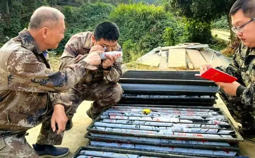 
          Imagem ilustrativa da imagem Chineses encontram depósito de ouro avaliado em R$ 483 bilhões
          