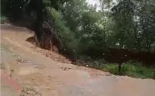 
          Imagem ilustrativa da imagem Chuva faz parte de rua ceder e aumenta risco de deslizamentos em Colatina
          