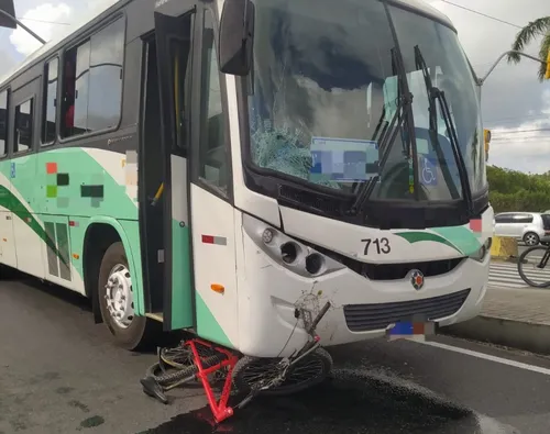 
          Imagem ilustrativa da imagem Ciclista morre ao ser atropelado por ônibus na BR-101 Norte, em Igarassu
          