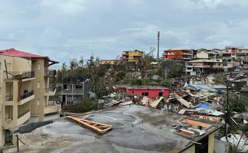 
          Imagem ilustrativa da imagem Ciclone em ilha francesa pode ter deixado centenas de mortos, dizem autoridades
          