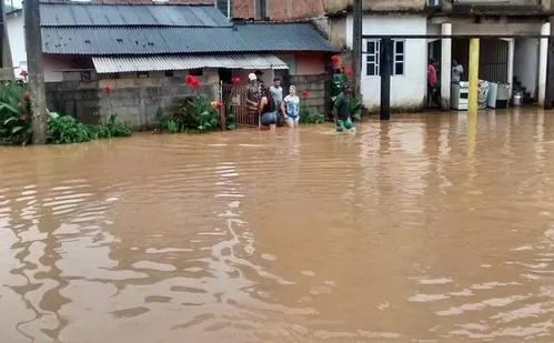 
          Imagem ilustrativa da imagem Cinco pessoas ficam desalojadas após chuvas no ES
          