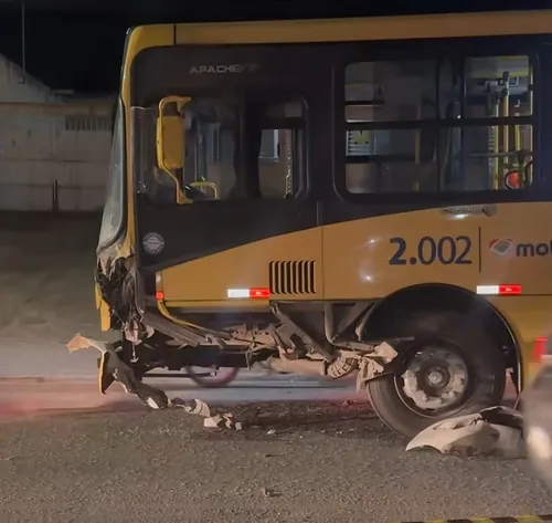 
          Imagem ilustrativa da imagem Colisão entre ônibus e carro de aplicativo deixa 2 mortos em São Lourenço da Mata
          