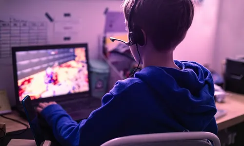 
          Imagem ilustrativa da imagem Comissão do Senado aprova projeto de proteção a crianças e adolescentes na internet
          