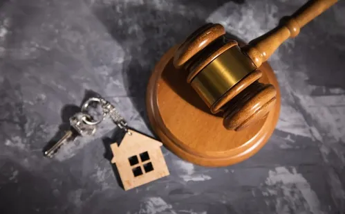 
          Imagem ilustrativa da imagem Comprar imóveis tomados de endividados têm riscos e requer organização
          