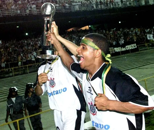 
          Imagem ilustrativa da imagem Corinthians foi campeão mundial em 2000? Veja como ‘Estadão’ reportou o título que completa 25 anos
          