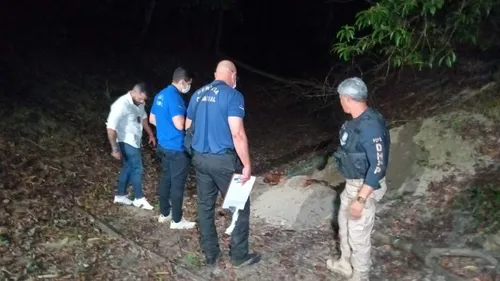 
          Imagem ilustrativa da imagem Corpo de mulher encontrado em cova rasa numa mata fechada da Guabiraba
          