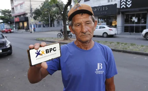 
          Imagem ilustrativa da imagem Corte de gastos do governo federal ameaça tirar renda de 16 mil idosos
          