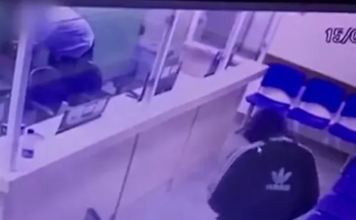 
          Imagem ilustrativa da imagem Criminoso "manda" cão morder policial durante abordagem
          