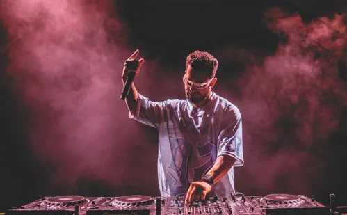 
          Imagem ilustrativa da imagem Dennis comanda o baile em Guarapari
          