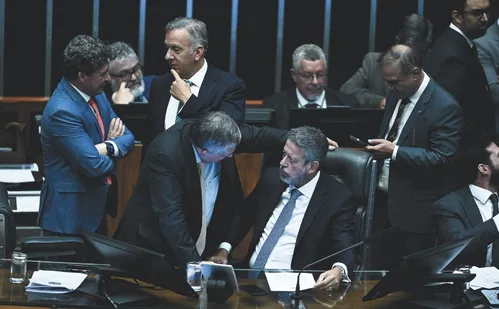 
          Imagem ilustrativa da imagem Deputados aprovam a reforma que vai mudar os impostos no País
          