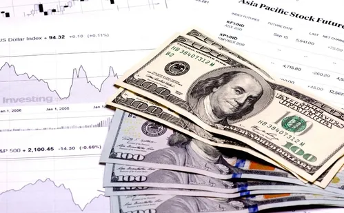 
          Imagem ilustrativa da imagem Dólar cai e Bolsa sobe, com mercados fechados nos EUA e política tarifária de Trump
          